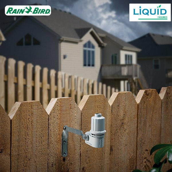 Sensor de lluvia Rain Bird RSD instalado en exterior