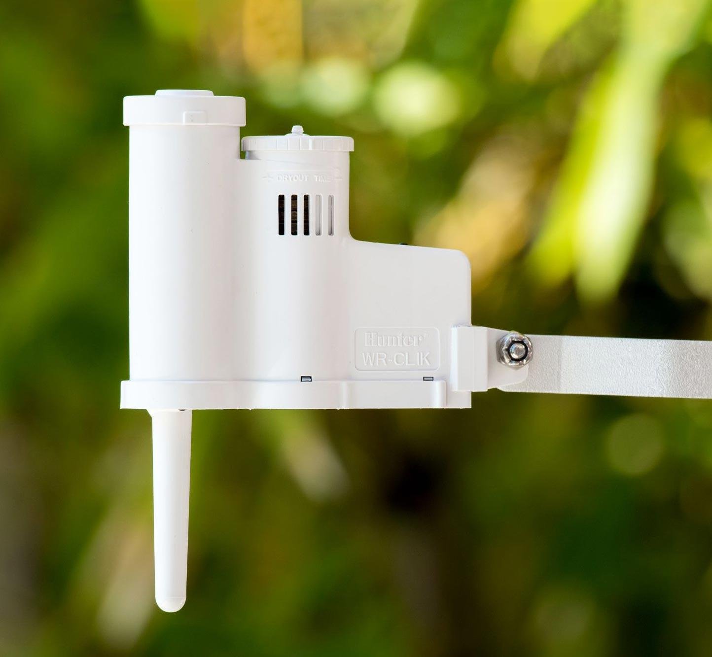 Sensor de lluvia Hunter WR Rain-Click instalado en exterior
